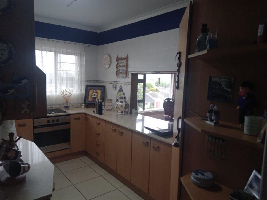 6 Bedroom Property for Sale in Paradise Beach Eastern Cape